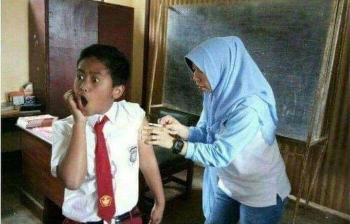 Ekspresi bocah SD saat imunisasi (instagram.com/komedilucu_id)