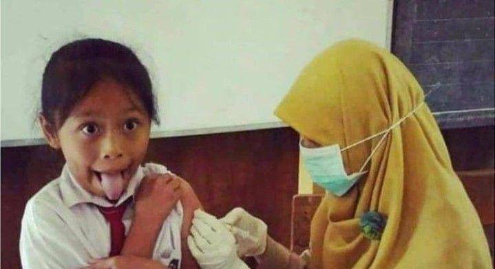 Ekspresi bocah SD saat imunisasi (instagram.com/komedilucu_id)