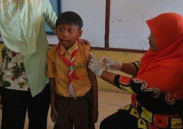 Ekspresi bocah SD saat imunisasi (instagram.com/komedilucu_id)