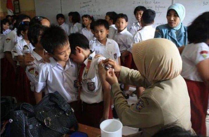 Ekspresi bocah SD saat imunisasi (instagram.com/komedilucu_id)