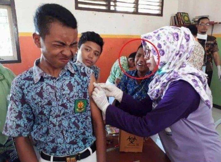Ekspresi bocah SD saat imunisasi (instagram.com/komedilucu_id)