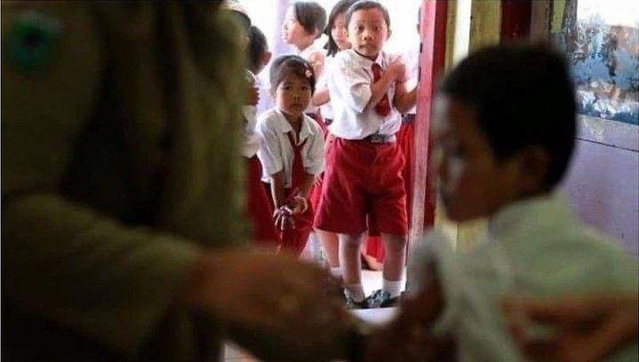 Ekspresi bocah SD saat imunisasi (instagram.com/komedilucu_id)