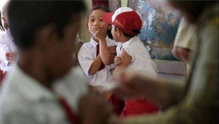 Ekspresi bocah SD saat imunisasi (instagram.com/komedilucu_id)