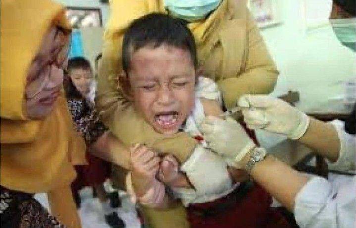 Ekspresi bocah SD saat imunisasi (instagram.com/komedilucu_id)