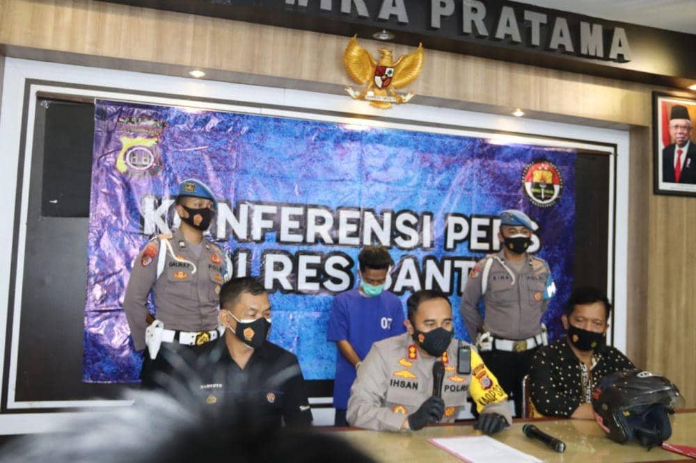 Jumpa pers penangkapan pelaku perusakan mobil ambulans di Piyungan Bantul. (dok. Humas Polres Bantul)