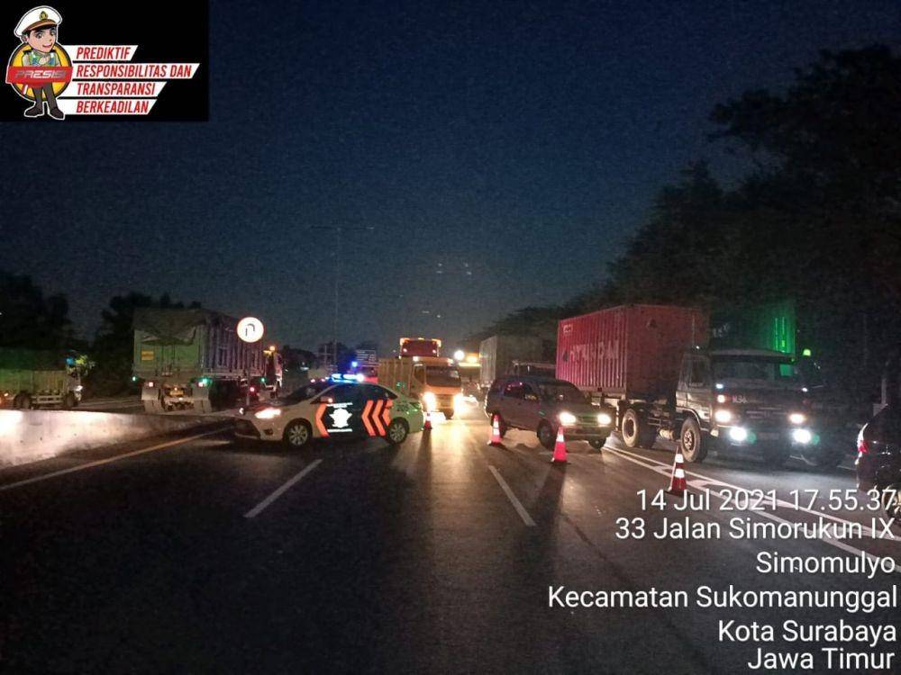 PJR Polda Jatim olah TKP kecelakaan lalu lintas di Tol Satelit yang libatkan mobil dengan kontainer. Dok. SatPJR Polda Jatim.
