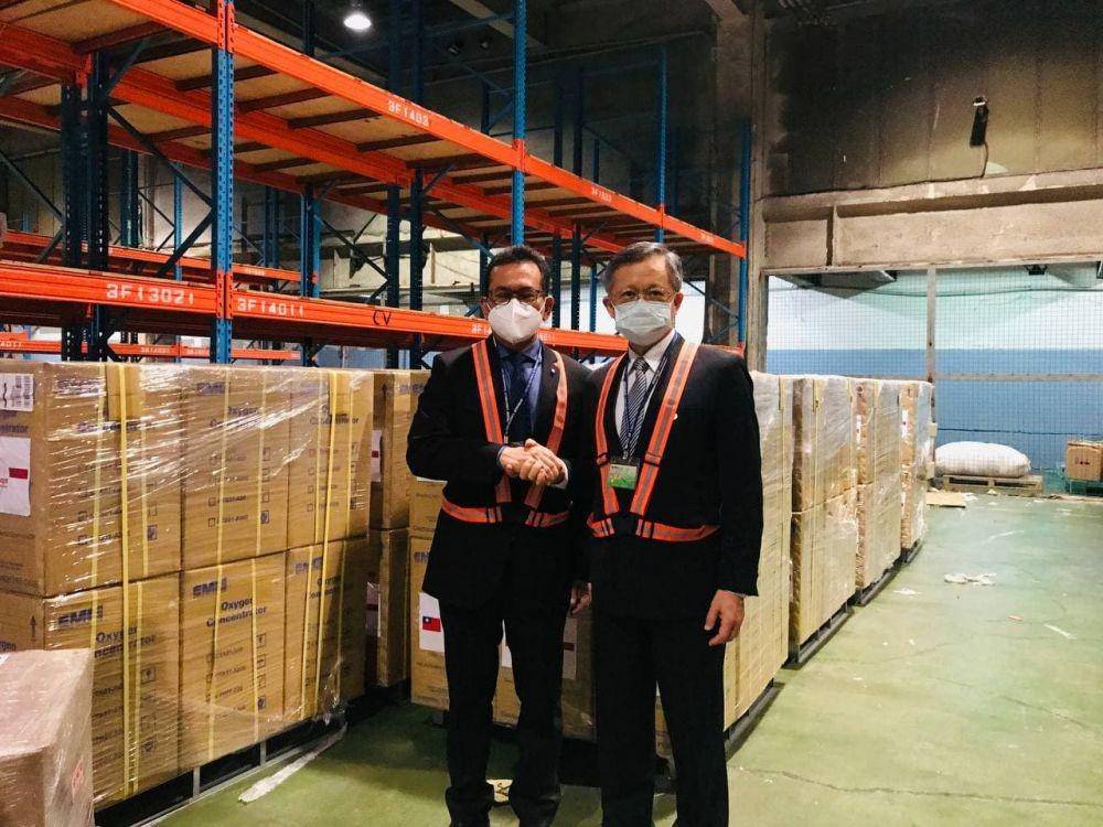 Direktur Jenderal Departemen Asia-Pasifik Kementerian Luar Negeri Taiwan, Bapak Larry R. L. Tseng, dan perwakilan Indonesia untuk Taiwan, Bapak Budi Santoso, meninjau bersama pengiriman 200 mesin penghasil oksigen yang disumbangkan Taiwan ke Indonesia pada 8 Juli 2021. (dok. TETO)