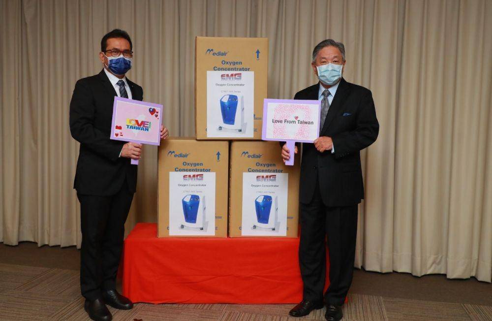 (kanan) Wakil Menteri Luar Negeri Taiwan, Bapak Tien, Chung-kwang, dan (Kiri) perwakilan Indonesia untuk Taiwan, Bapak Budi Santoso, berfoto bersama pada acara penyerahan mesin penghasil oksigen. (dok. TETO)