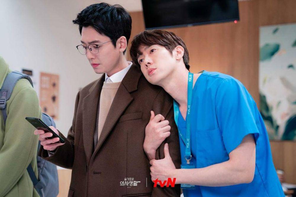 Yoo Yeon Seok dan Jung Kyung Ho di Hospital Playlist 2. (instagram.com/tvndrama.official)