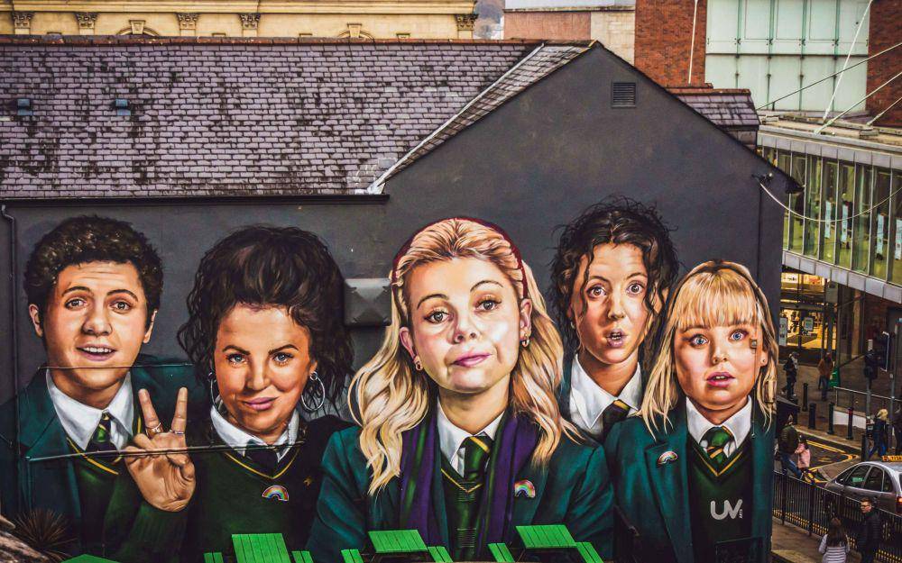 mural pemeran Derry Girls (unsplash.com/K. Mitch Hodge)