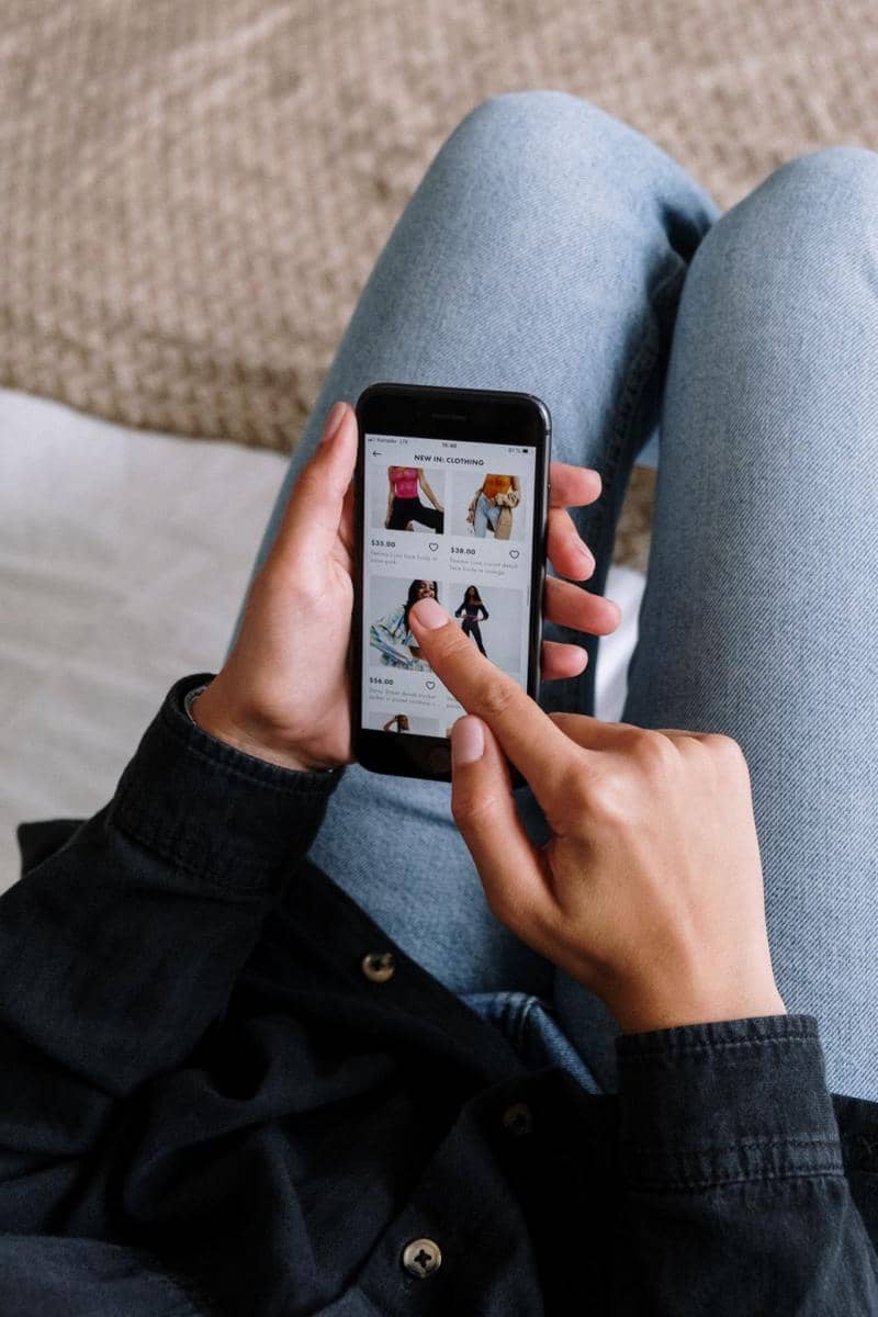 Ilustrasi cowok membeli hadiah di situs jual beli online. (pexels.com/cottonbro)
