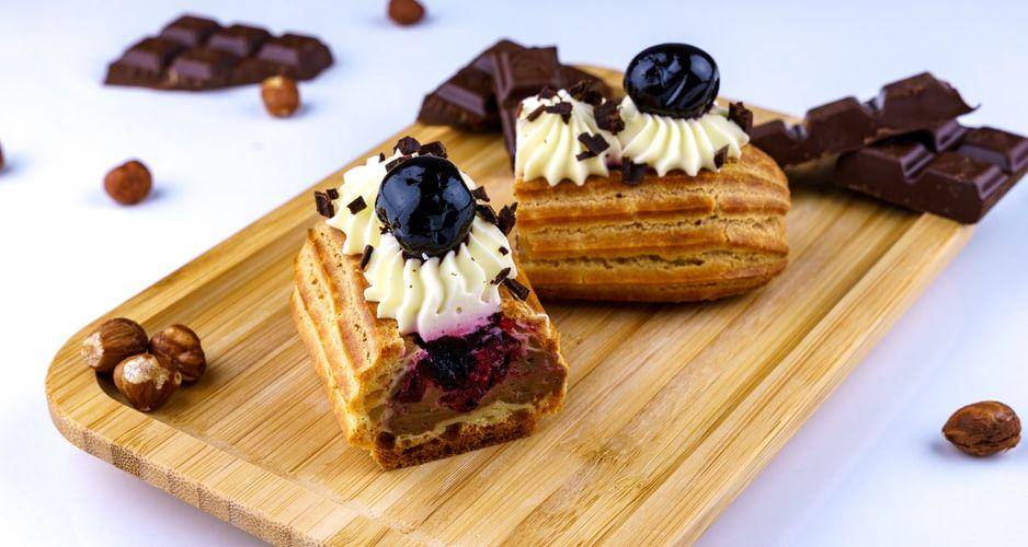 ilustrasi choco blueberry eclair (unsplash.com/Razvan Mirel)