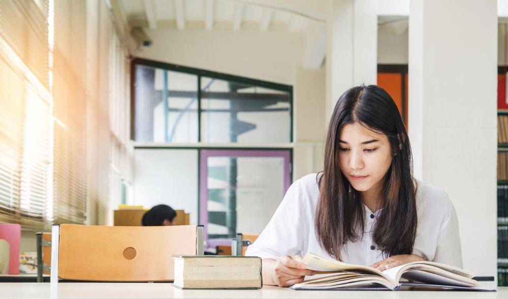 Mahasiswi sibuk belajar (Shutterstock/slonme)