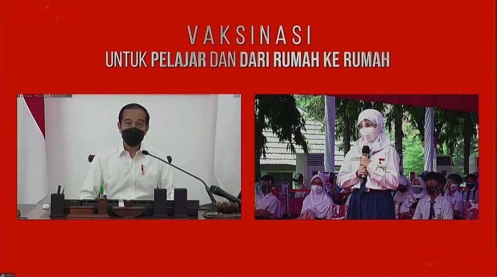 Presiden Jokowi menyapa peserta vaksinasi COVID-19 untuk pelajar SMP dan SMA. (youtube.com/Sekretariat Presiden)