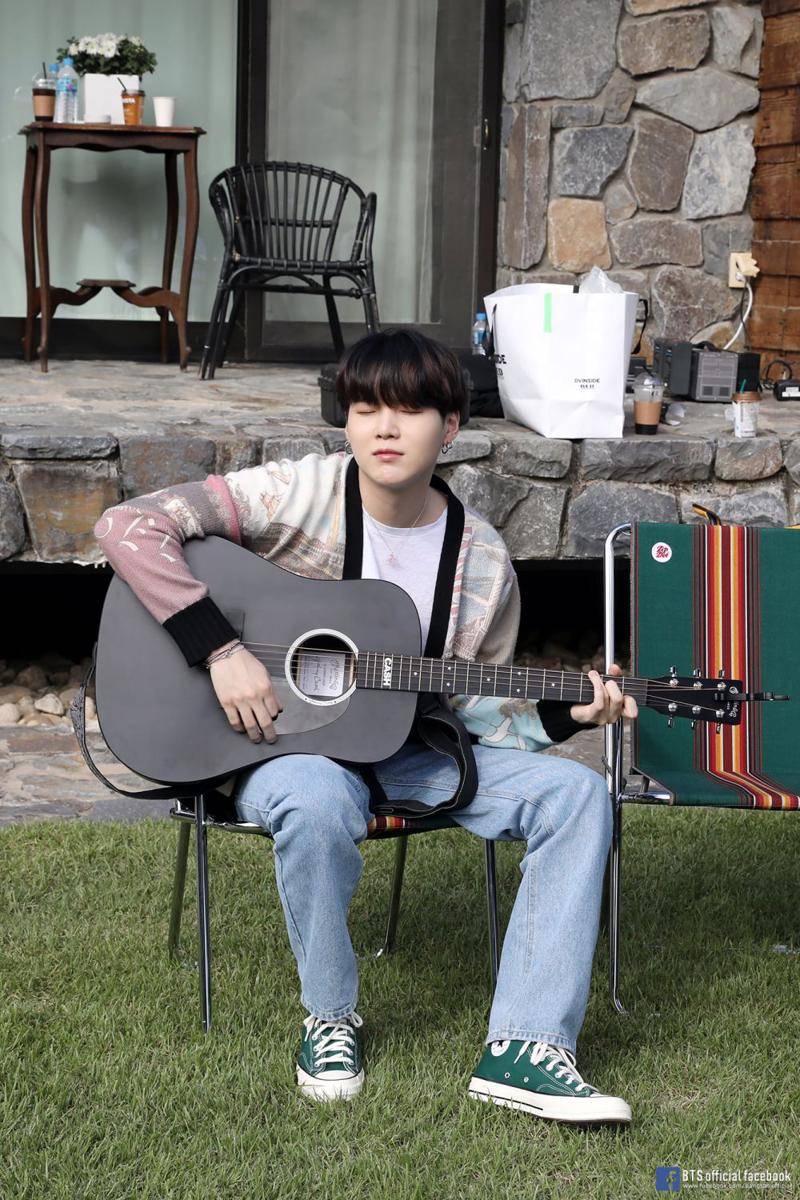 Suga BTS dengan Gitar (facebook.com/bangtan.official)