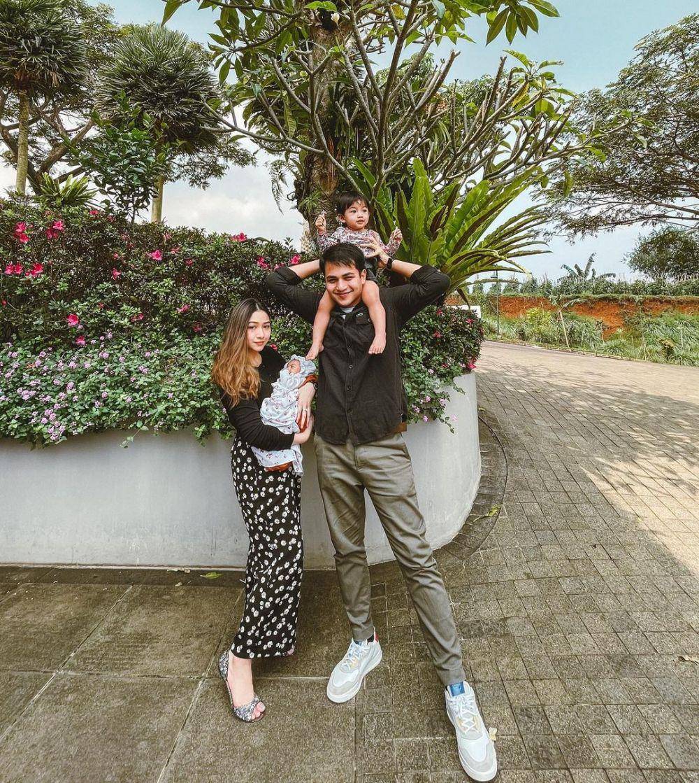keluarga Rizky Alatas dan Adzana Bing Slamet (instagram.com/adzanabs)