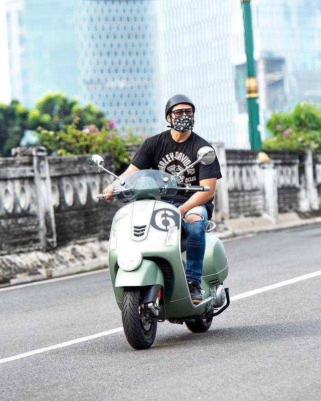 Chicco Jerikho naik motor (Instagram.com/chicco.jerikho)