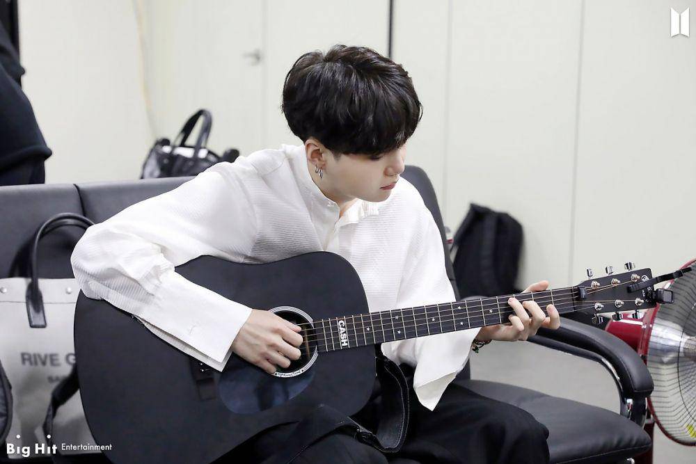 Suga BTS dengan Gitar post.naver.com/Big-Hit Music)