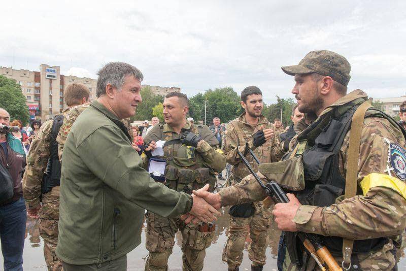 Mendagri Arsen Avakov saat bertemu personil militer Ukraina. (twitter.com/AvakovArsen)