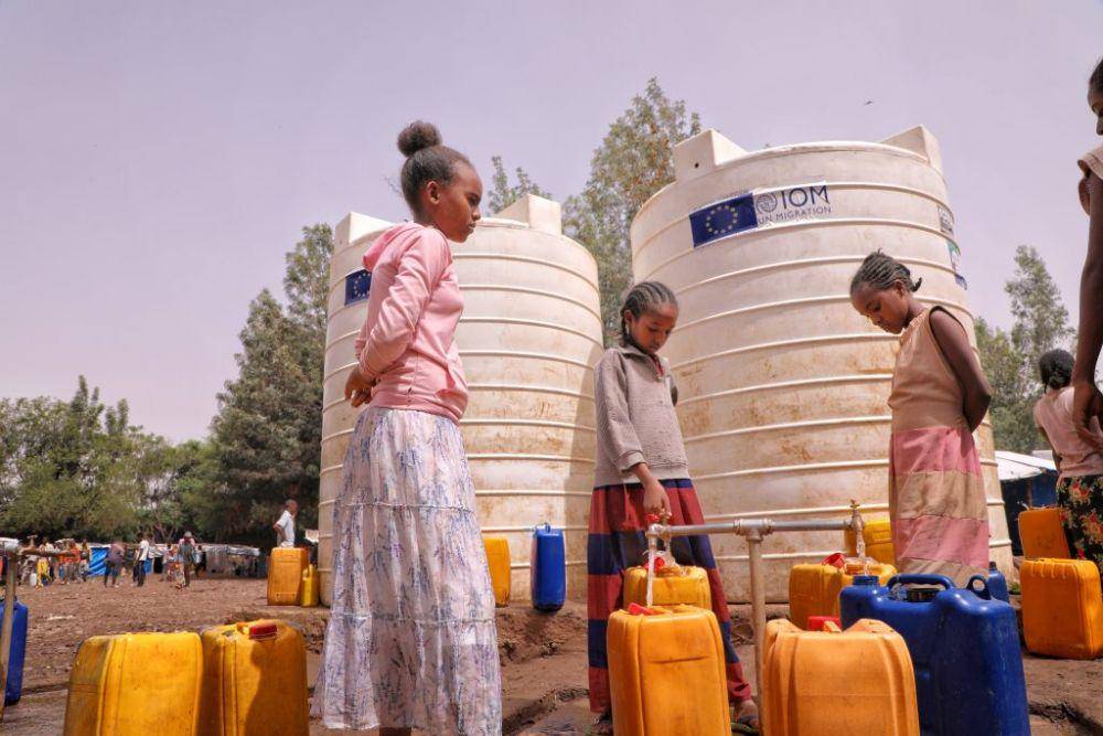 Para pengungsi Tigray mencari akses air bersih yang disediakan oleh Organisasi Migran Internasional PBB. Sedikitnya 2,1 juta penduduk mengungsi dalam konflik Tigray-Ethiopia. (Twitter.com/IOM - UN Migration)