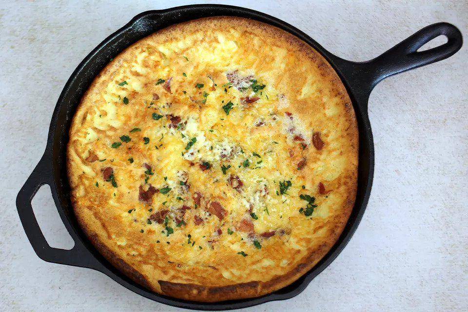 ilustrasi cheese and bacon dutch baby (thespruceeats.com/Diana Rattray)