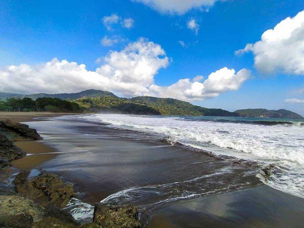 Pantai Bandealit (instagram.com/theoseptiono9)