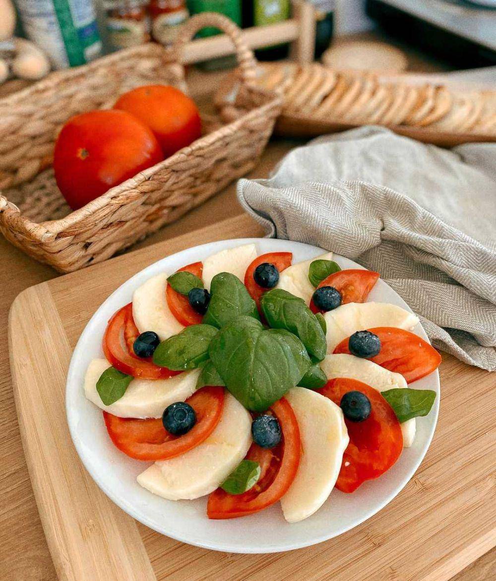 Tomato caprese (instagram.com/kayla._.table)