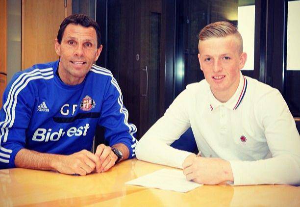 Jordan Pickford saat tanda tangan kontrak dengan Sunderland (instagram.com/jpickford1)