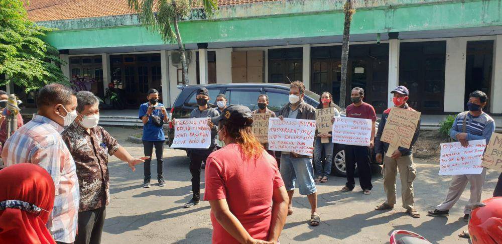 PKL Jombang tagih janji bansos. IDN Times/Zainul Arifin