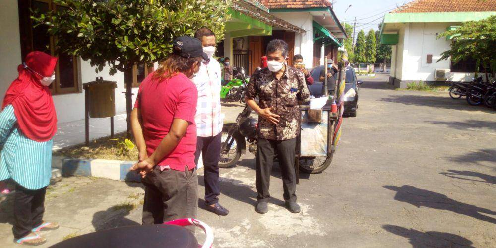 PKL Jombang tagih janji bansos. IDN Times/Zainul Arifin