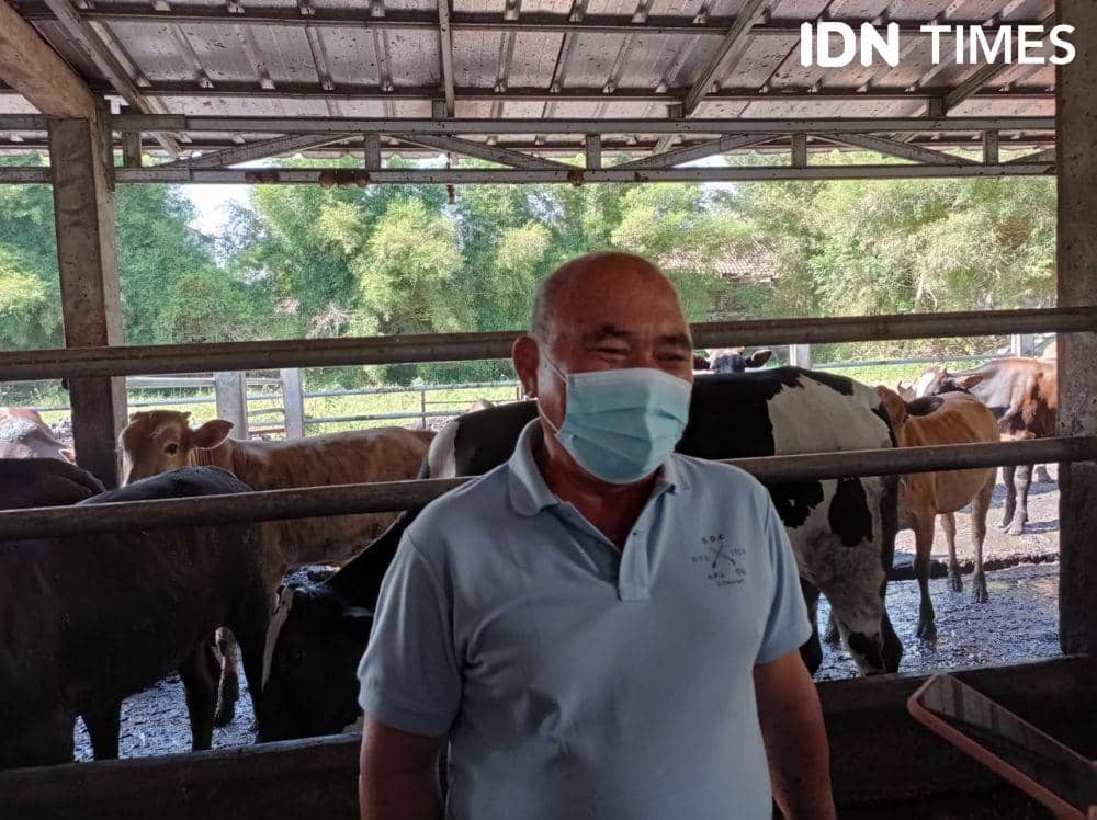 Salah satu peternak hewan kurban di Palembang, Syarif Abu Bakar (IDN Times/Rangga Erfizal)