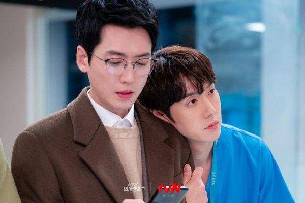 Yoo Yeon Seok dan Jung Kyung Ho di Hospital Playlist 2. (instagram.com/hospitalplaylist_official)