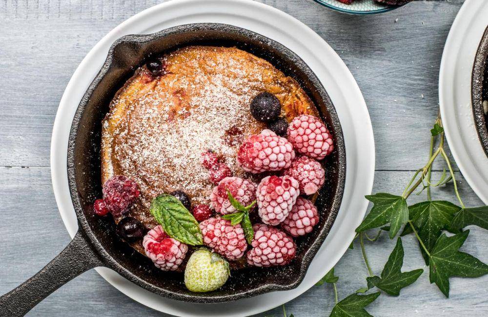 ilustrasi mix berry dutch baby (unsplash.com/Monika Grabkowska)
