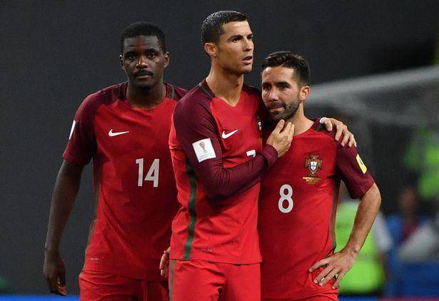 Cristiano Ronaldo dan Joao Moutinho (irishmirror.ie)