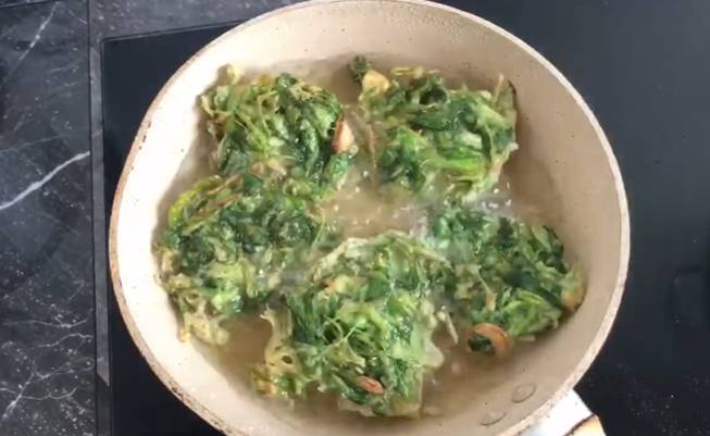 Ilustrasi menggoreng bakwan kangkung (youtube.com/dapurpuri)