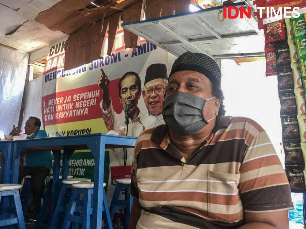 Reinhart Ginting, kerabat Rakesh, pemilik warung kopi yang menolak ditutup petugas saat PPKM Darurat. (IDN Times/Prayugo Utomo)