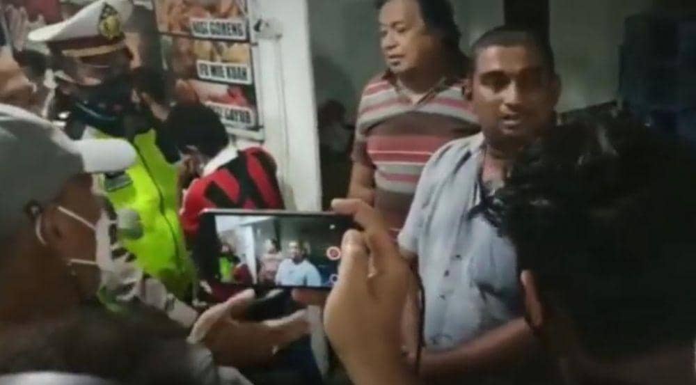 Cuplikan video saat Rakesh berdebat dengan petugas. (Istimewa)