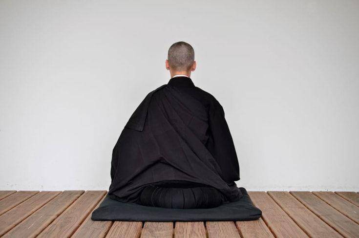 Seorang rahib Buddhis aliran Zen sedang bermeditasi. (lionsroar.com)