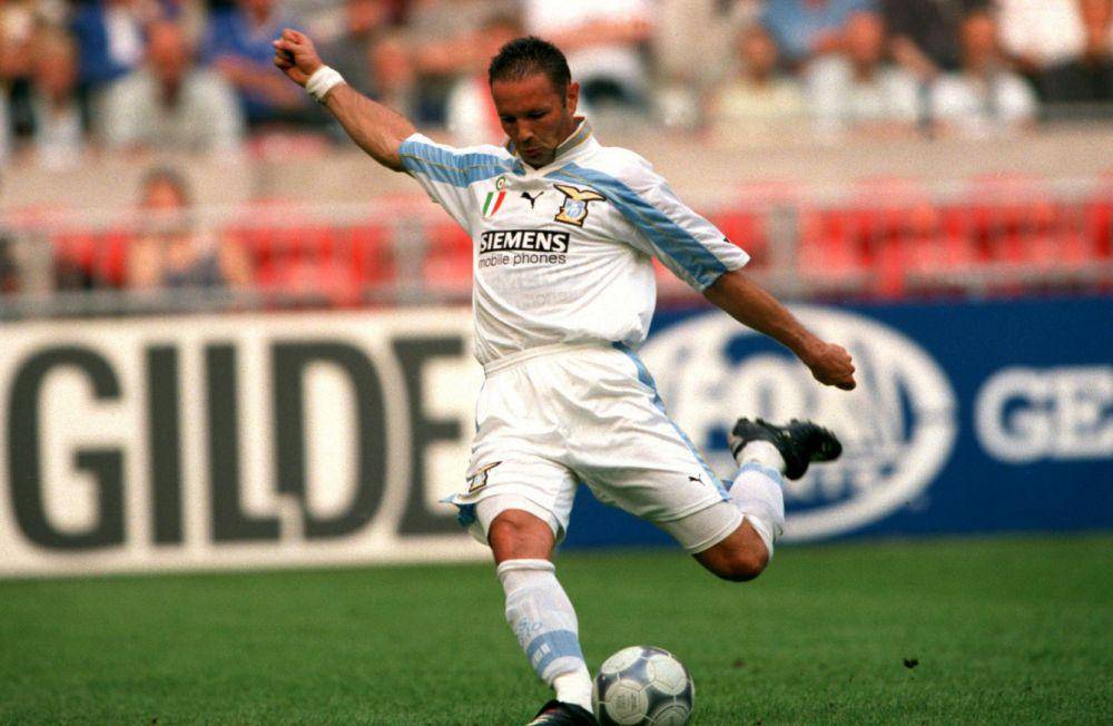 Meski berposisi bek tengah, Sinisa Mihajlovic jago mengeksekusi tendangan bebas. (thejournal.ie)