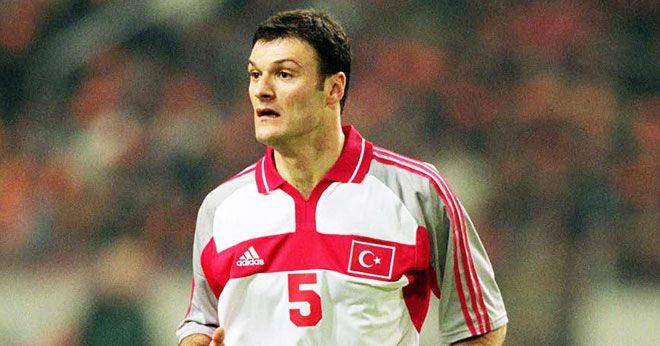 Alpay Ozalan pernah mencetak hattrick bersama timnas Turki. (karar.com)
