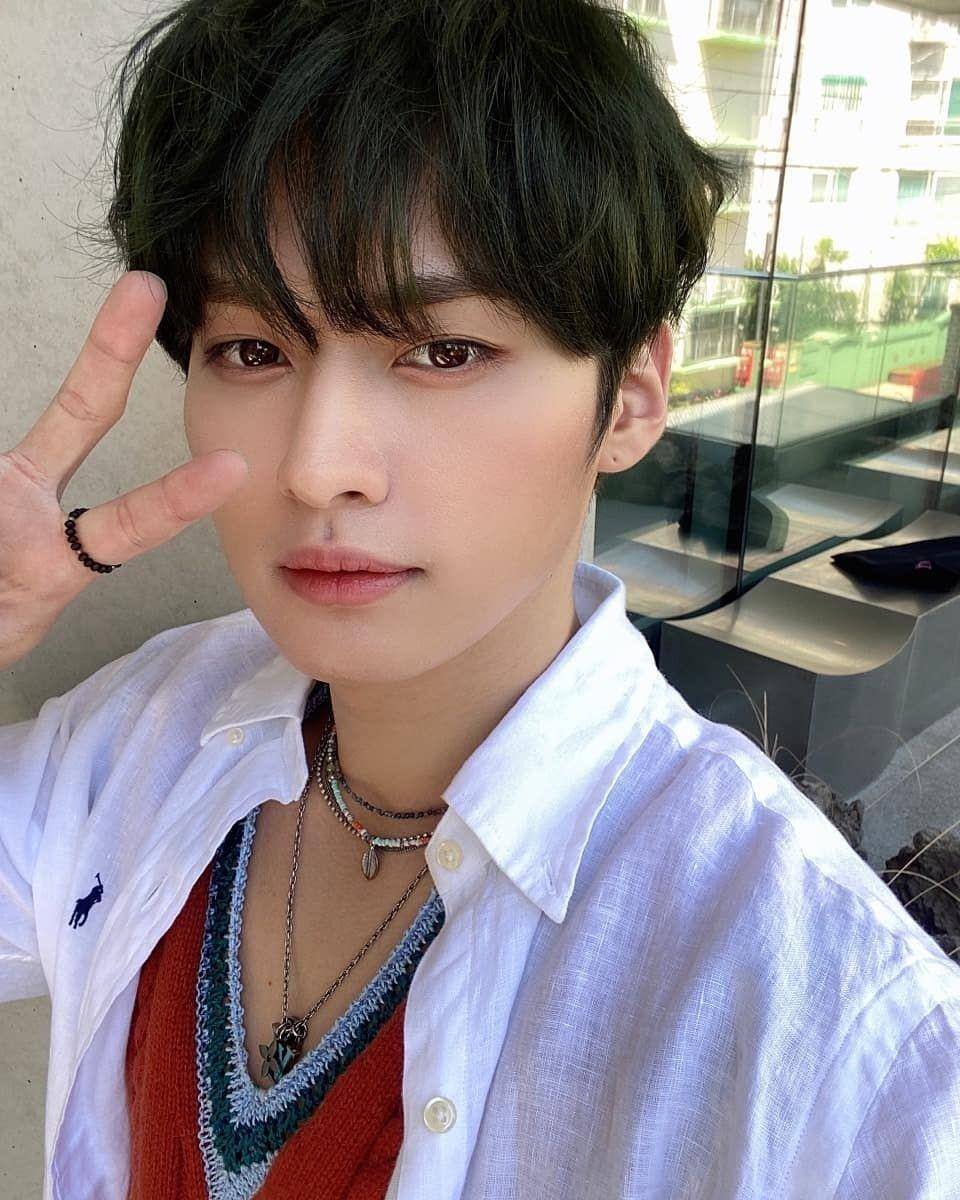 Lee Know Stray Kids (instagram.com/realstraykids)