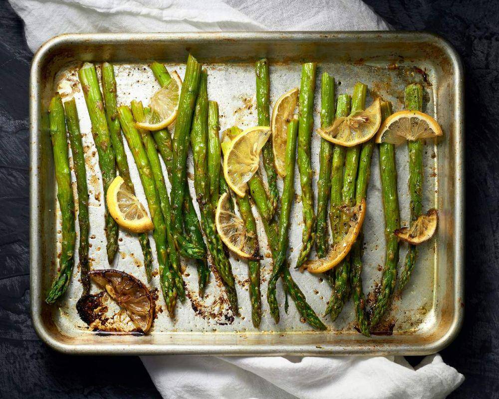 ilustrasi asparagus with herb butter (unsplash.com/Christina Rumpf)