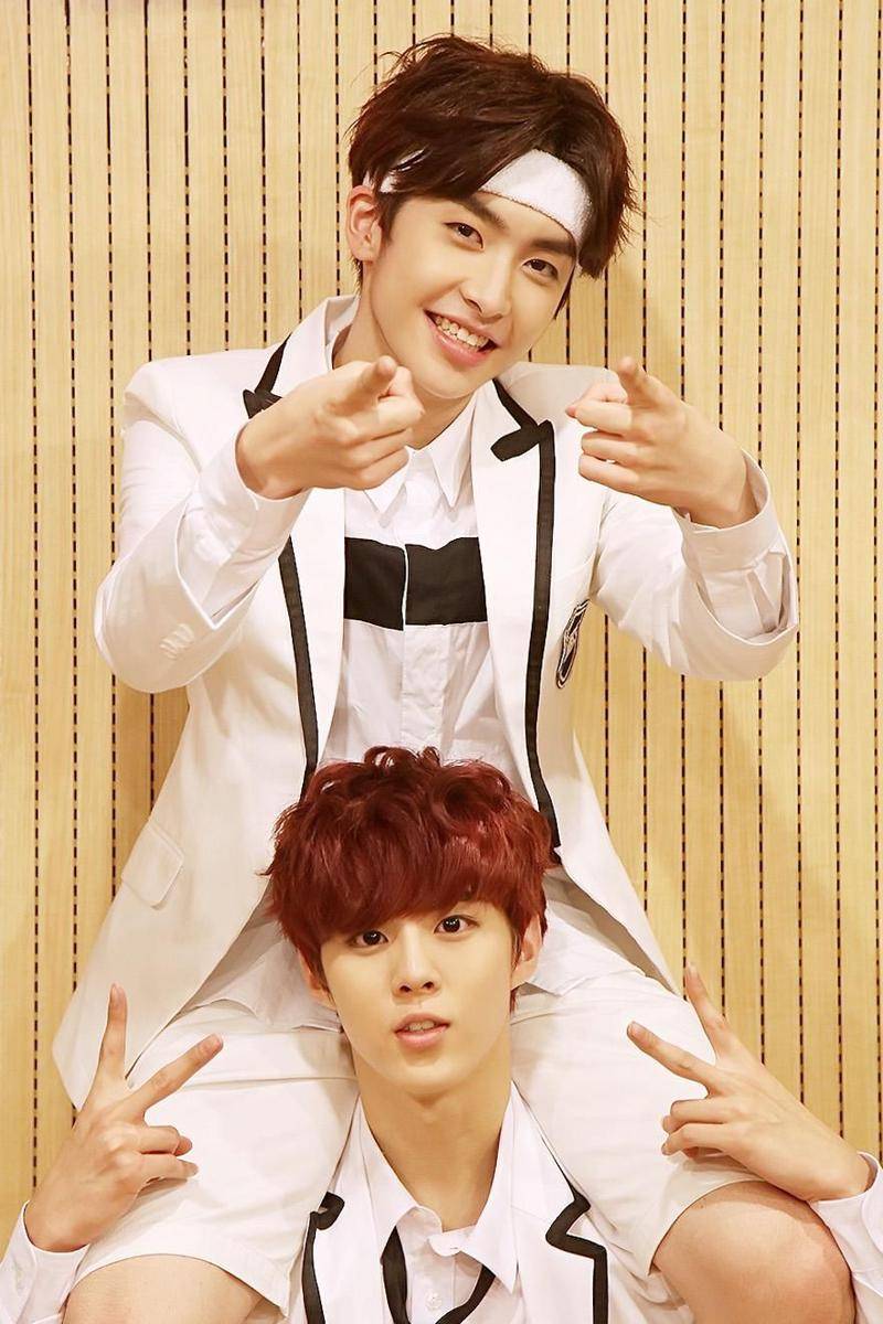 Xiao dan Wooseok UP10TION (twitter.com/UP10TION)