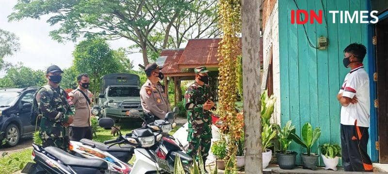 Danramil Penajam, Kapten Inf Imam Syaf'i dan Kapolsek, AKP Hary Purnomo datangi warga yang laksanakan Isoman (IDN Times Ervan)