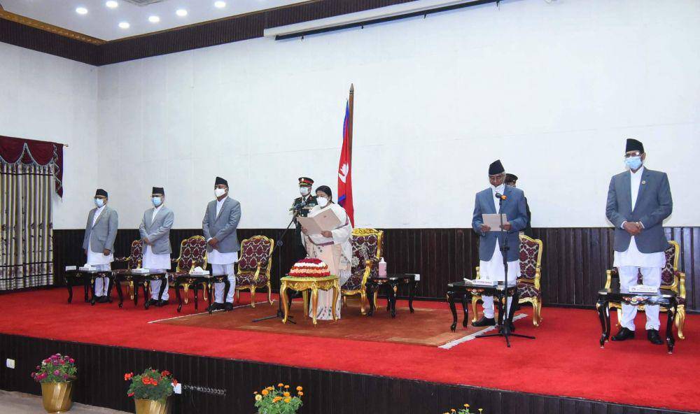 Sher Bahadur Deuba saat dinobatkan sebagai perdana menteri di Nepal pada Selasa (13/07/2021). (twitter.com/NepaliTimes)