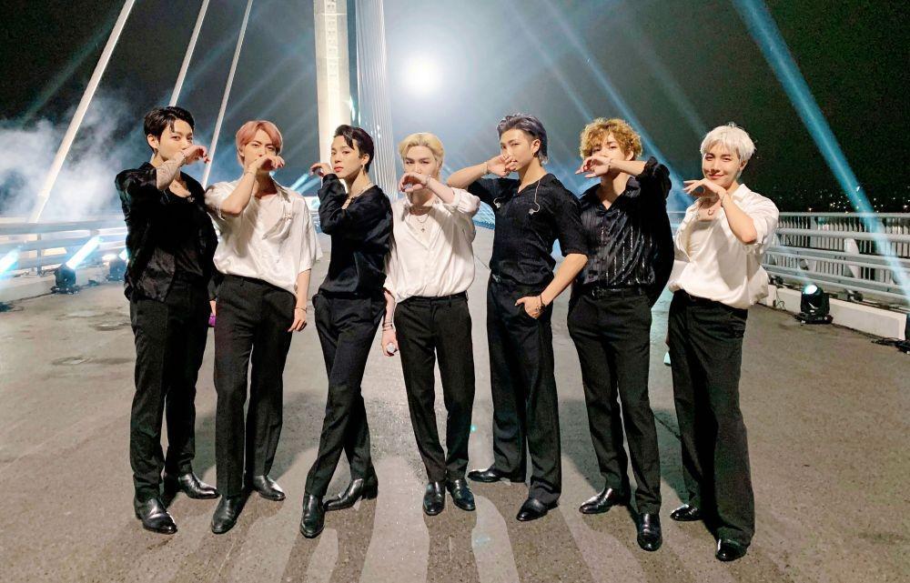 Tampil di Jembatan hingga Bandara, Ini 10 Stage Tak Biasa BTS