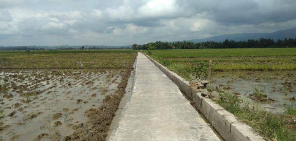 Pembangunan jalan usaha tani di Desa Balewangi, Kecamatan Cisurupan, Kabupaten Garut, Jawa Barat oleh Kementan. (Dok. Kementan) 