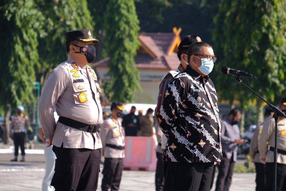 Foto : Wakil Gubernur Riau Edi Natar Nasution bersama Kapolda Riau Irjen Imam Agung Setia Effendi saat melepas 60 unit Ambulance untuk menjemput pasien covid-19 agar dapat pelayanan lebih baik