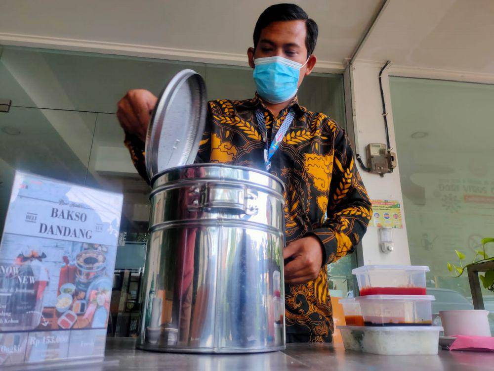 GM Green Red Hotel, Riyadi Saputra menunjukkan paket bakso dandang. IDN Times/Zainul Arifin