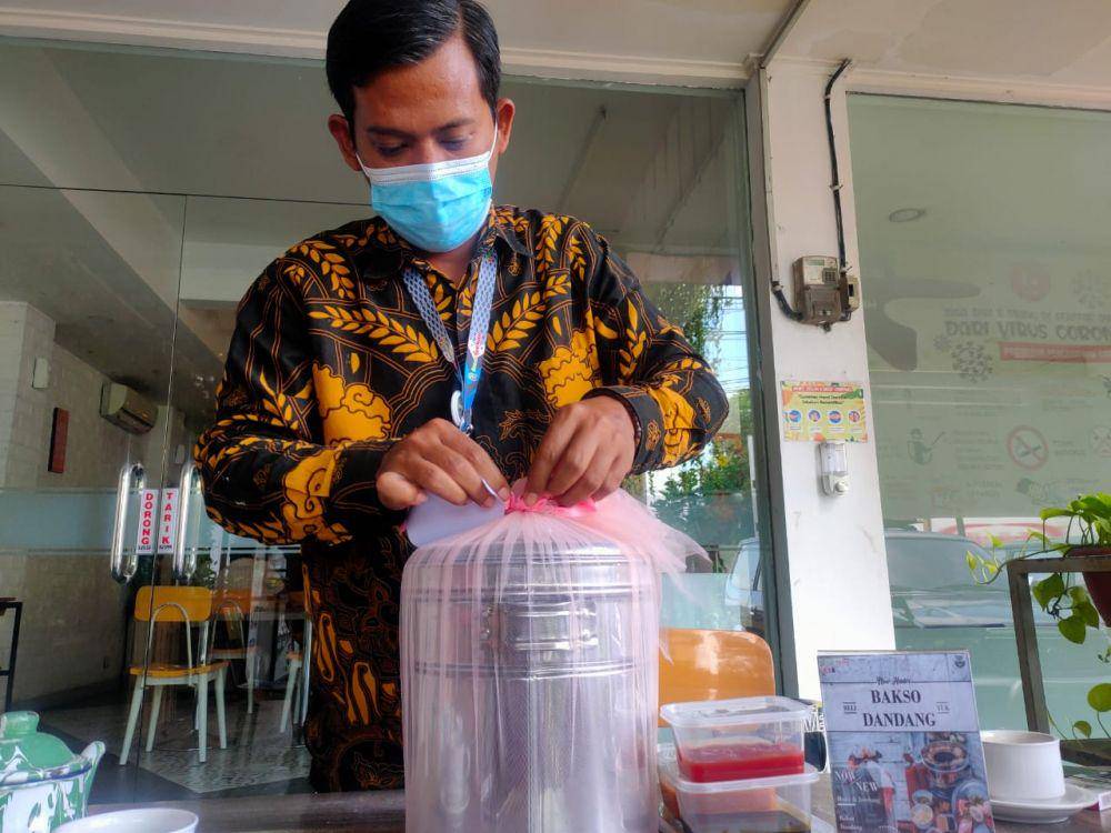 GM Green Red Hotel, Riyadi Saputra menunjukkan paket bakso dandang. IDN Times/Zainul Arifin
